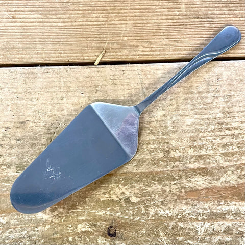 Metal cake slice with swirl design in handle (preloved)
