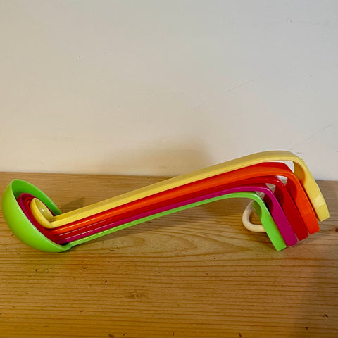 Plastic measuring spoons (preloved)